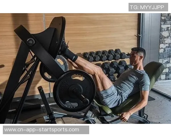 40岁C罗桑拿后肌肉如雕刻般完美展现健身成果