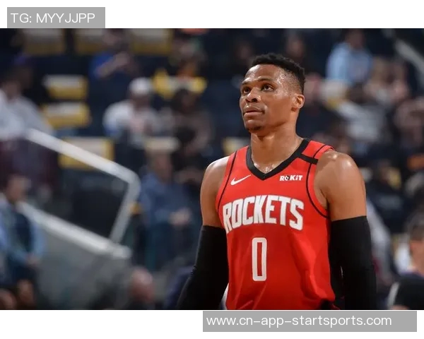 威少训练馆挥汗如雨新赛季去向仍悬而未决引发球迷热议